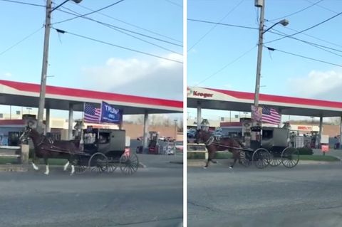 Schwarze Einspänner mit US- und Trump-Flaggen fahren an einer Tankstelle vorüber