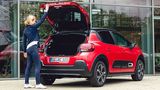 Die Heckklappe schwingt weit auf und der Kofferraum fasst im "Normalzustand" 300 Liter