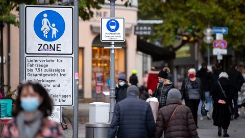 In der Innenstadt von München weist ein Schild auf die geltende Maskenpflicht zur Eindämmung des Coronavirus hin