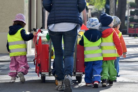 Safe-Kids-Studie: Kita-Kinder und eine Erzieherin laufen auf einem Gehweg