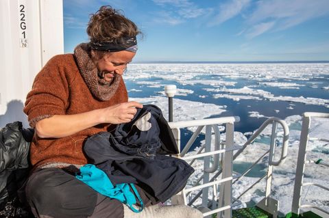 In der Isolation sind alle Fähigkeiten wichtig: Eisbärenwächterin Ashild Rye aus Norwegen flickt die Hose eines Kollegen