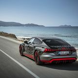 Das Fahrwerk ist mit einer Dreikammer-Luftfeder versehen