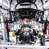 Der Audi RS e-tron GT rollt in Neckarsulm vom Bond