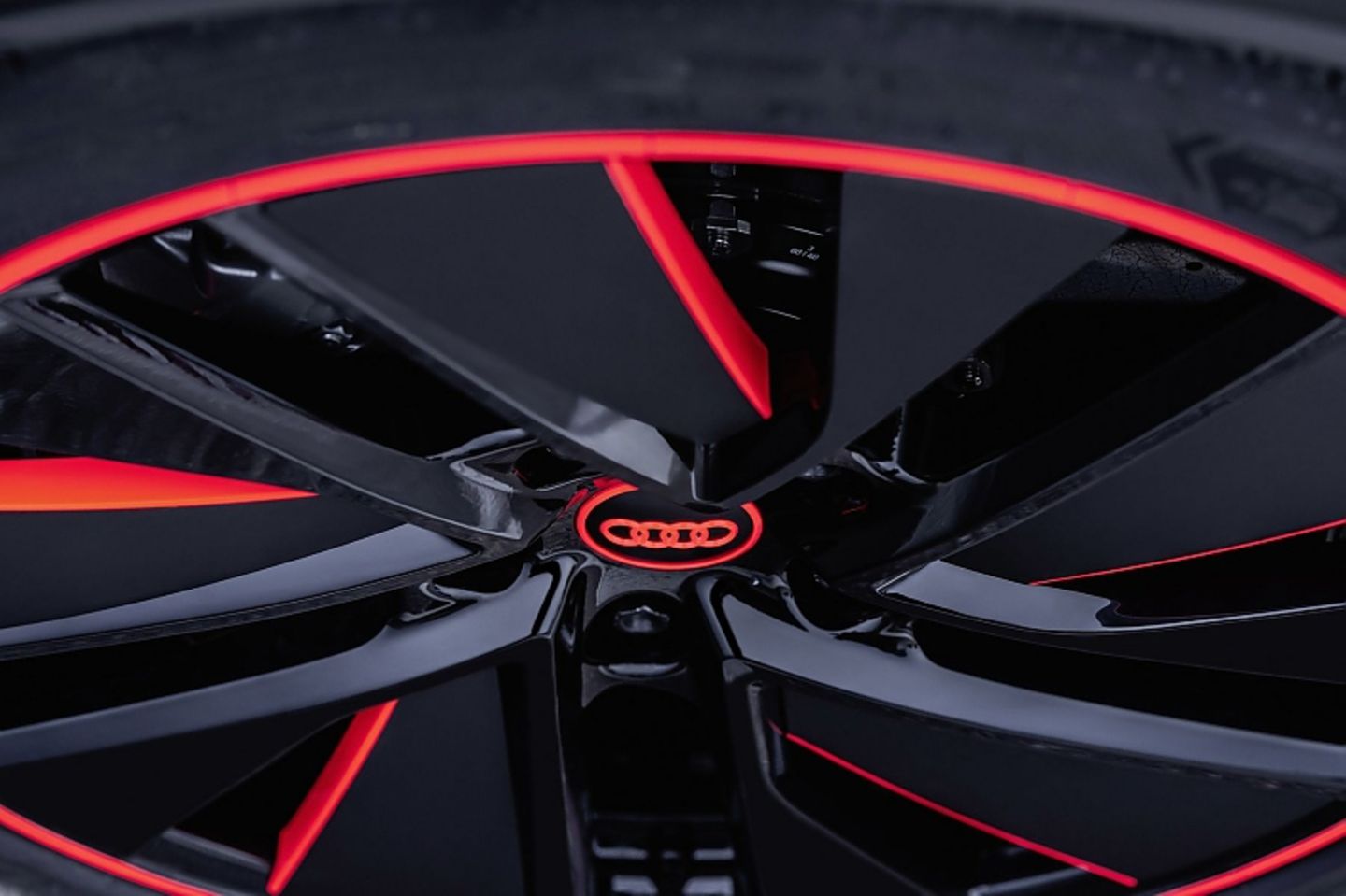 Die Felgen sind aerodynamisch gestaltet