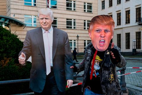 Donald Trump as Pappaufsteller am 4. November vor der US-Botschaft in Berlin – und ein Fan
