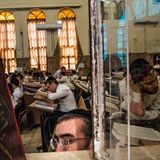 In der Ponevezh Yeshiva werden jahrhundertealte Rituale gelehrt. Die angesehensten Rabbiner der Welt unterrichten hier.