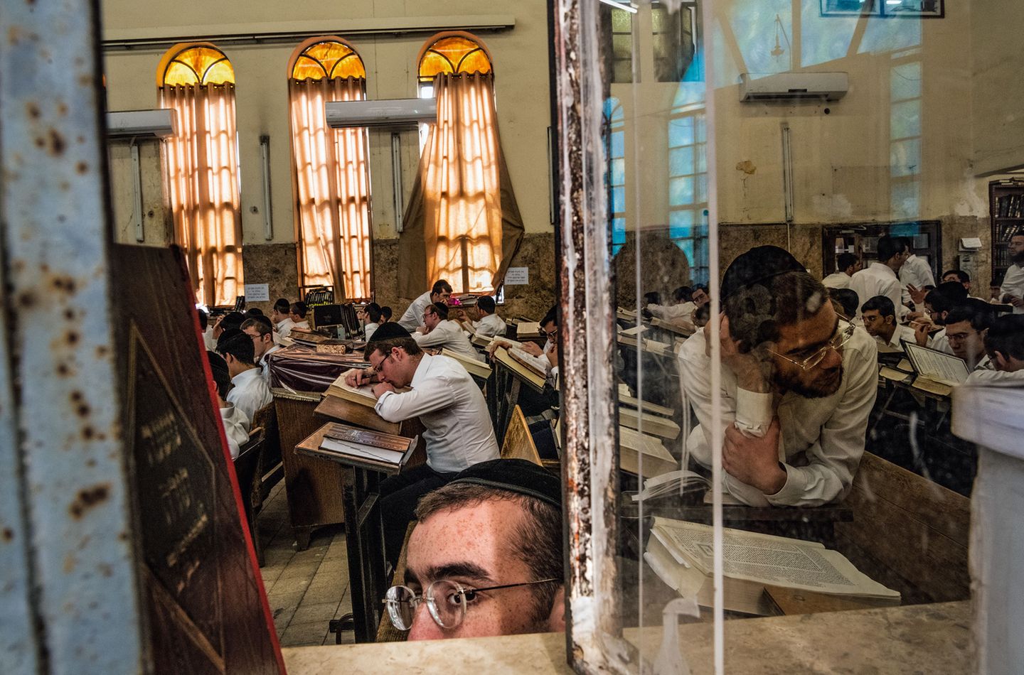 In der Ponevezh Yeshiva werden jahrhundertealte Rituale gelehrt. Die angesehensten Rabbiner der Welt unterrichten hier.