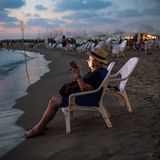 Die Sonne geht in Tel Aviv früh unter. Nach einem feuchtheißen Tag ist jetzt der beste Moment, um sich am Strand abzukühlen und sich auszuruhen.