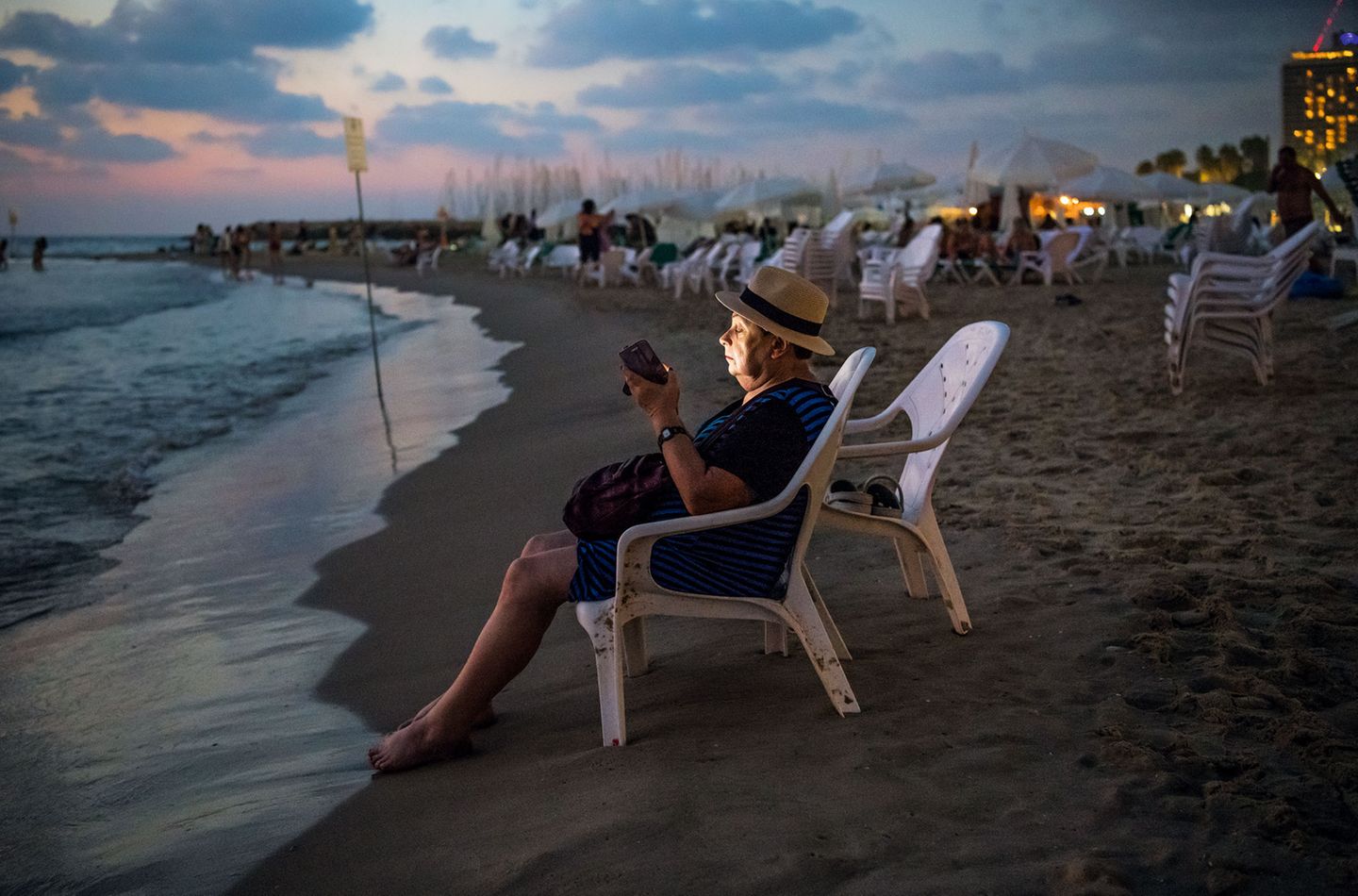 Die Sonne geht in Tel Aviv früh unter. Nach einem feuchtheißen Tag ist jetzt der beste Moment, um sich am Strand abzukühlen und sich auszuruhen.