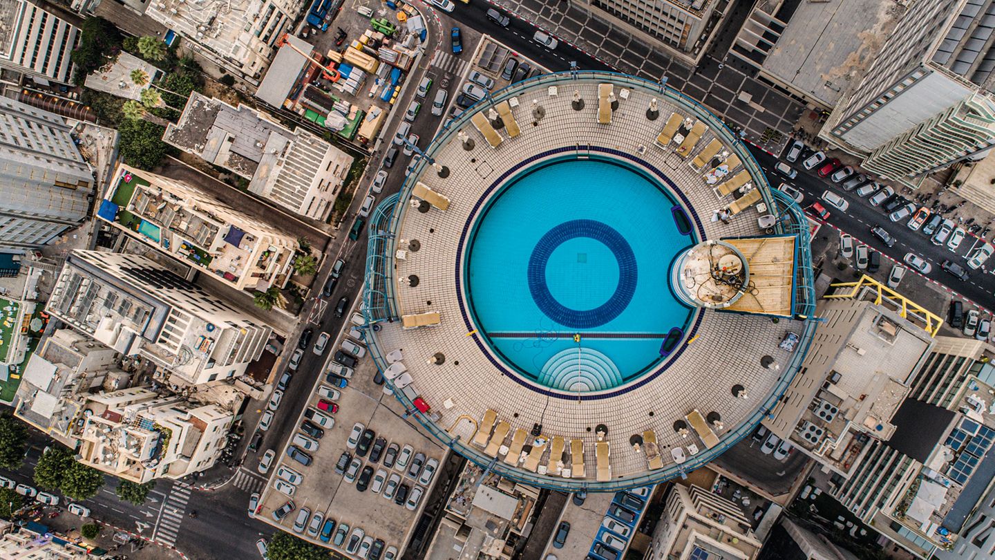 Der Swimmingpool des Hotels "Isrotel Tower" befindet sich auf dem Dach – in 108 Meter Höhe. Von dort hat man einen schönen Rundumblick auf Stadt und Meer.