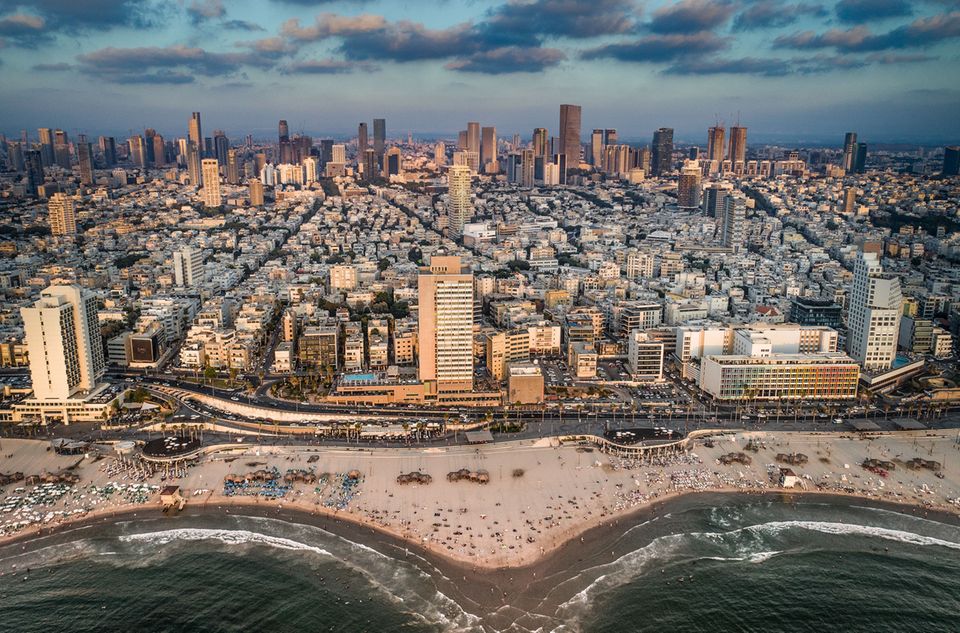 Bild 1 von 8 der Fotostrecke zum Klicken:  Israels Metropole am Mittelmeer erlebt einen Boom als Start-up- und Hightech-City. Neue Wohn- und Bürokomplexe treffen hier auf 80 Jahre alte Bauhaus-Ikonen.