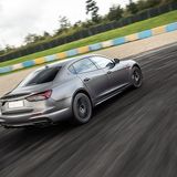 Wenn man es in den Kurven übertreibt, schiebt der Quattroporte Trofeo etwas mürrisch über die Vorderräder