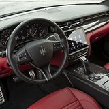 Das neue 10,1 Zoll große Display fügt sich gut in das Cockpit ein