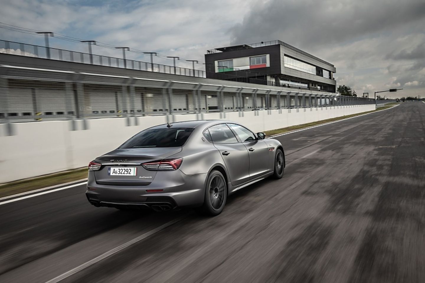 Der Maserati Quattroporte Trofeo ist bis zu 326 km/h schnell