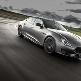 Das Fahrwerk mit dem Skyhook-Dämpfern wird auch in der Sport-Einstellung nicht prügelhart