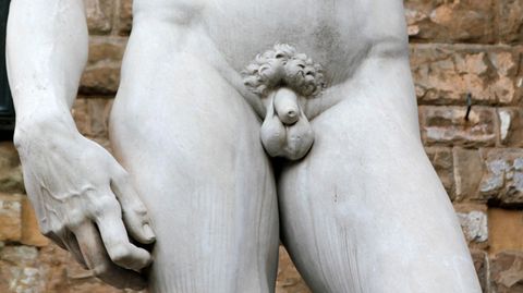 Die weiße Staute eines nackten Mannes steht in Florenz auf einer Piazza