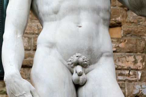 Die weiße Staute eines nackten Mannes steht in Florenz auf einer Piazza