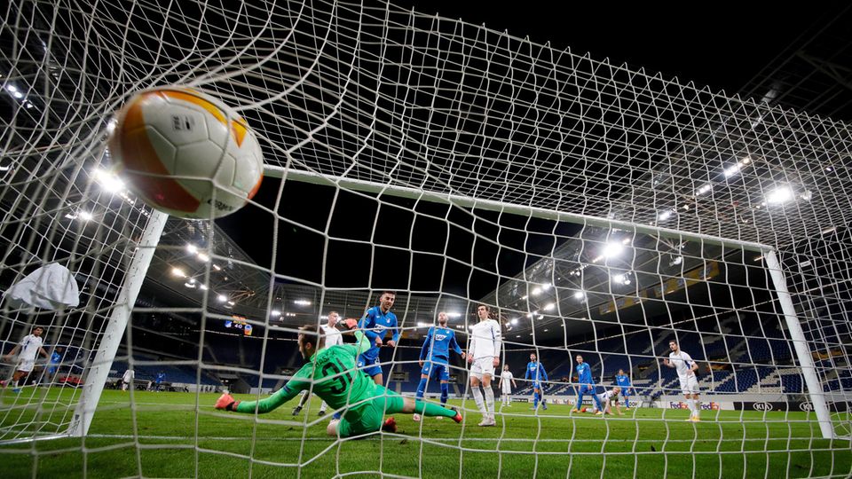 Sargis Adamyan schießt das 5:0 für Hoffemheim im Europa-League-Spiel gegen Liberec Sargis Adamyan schießt das 5:0 für Hoffemheim im Europa-League-Spiel gegen Liberec