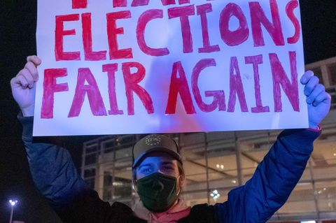 Ein Trump-Anhänger mit einem Plakat "Make Elections Fair Again"