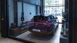 Per Fahrstuhl lassen sich in der Casa Seat komplette Autos bewegen