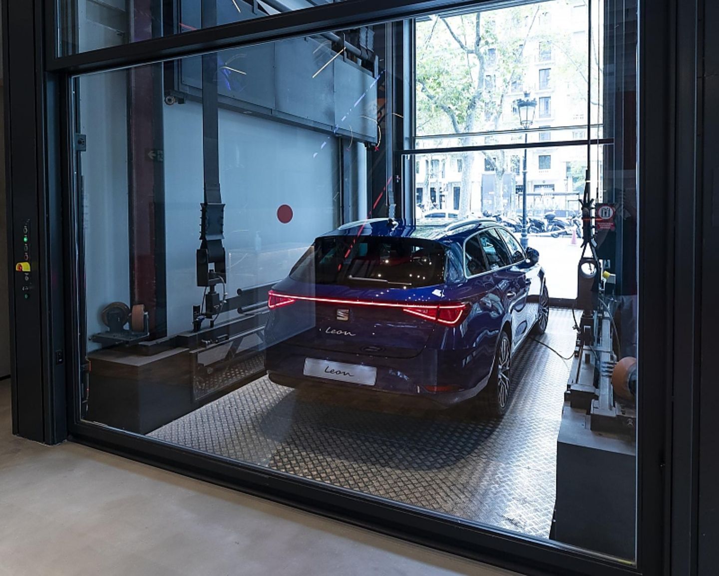 Per Fahrstuhl lassen sich in der Casa Seat komplette Autos bewegen