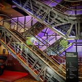 Die gläserne Rolltreppe dominiert die Eingangshalle der Casa Seat