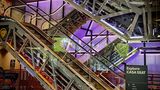 Die gläserne Rolltreppe dominiert die Eingangshalle der Casa Seat