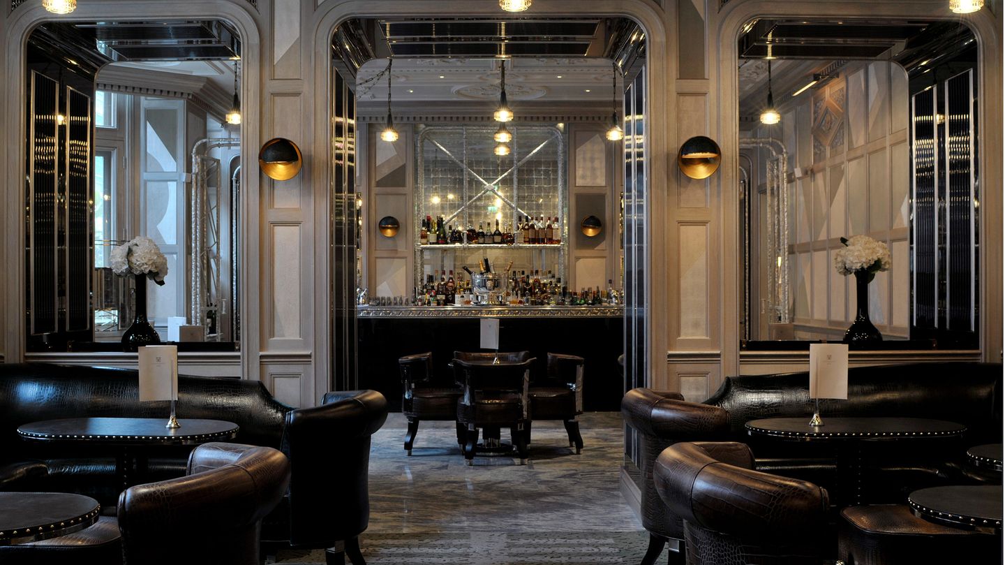 Platz 1: Connaught Bar, London, Großbritannien  "Es ist schwer, sich irgendwo auf der Welt eine Bar vorzustellen, die Exzellenz so mühelos zur Routine gemacht hat wie die Connaught Bar. Der Trick dieser Bar im Mayfair-Hotel ist, dass sie nicht dem Trend hinterherläuft und blitzschnell ist", schreibt die Jury. Die Londoner Bar war in den vergangenen jahren häufiger in den Top Ten vertreten, 2020 reicht es sogar für das Treppchen. "Das glänzende kubistische Interieur rahmt die Bar wie ein Kunstwerk ein, der Service ist perfekt abgestimmt - freundlich und umsichtig aufmerksam - und was auch immer Ihre Vorliebe ist, die Cocktails sind ebenso wie das Personal tadellos zugeschnitten." Den Expert*innen zufolge bekommt man hier übrigens die besten trockenen Martinis in London.