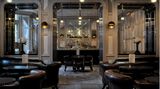 Platz 1: Connaught Bar, London, Großbritannien  "Es ist schwer, sich irgendwo auf der Welt eine Bar vorzustellen, die Exzellenz so mühelos zur Routine gemacht hat wie die Connaught Bar. Der Trick dieser Bar im Mayfair-Hotel ist, dass sie nicht dem Trend hinterherläuft und blitzschnell ist", schreibt die Jury. Die Londoner Bar war in den vergangenen jahren häufiger in den Top Ten vertreten, 2020 reicht es sogar für das Treppchen. "Das glänzende kubistische Interieur rahmt die Bar wie ein Kunstwerk ein, der Service ist perfekt abgestimmt - freundlich und umsichtig aufmerksam - und was auch immer Ihre Vorliebe ist, die Cocktails sind ebenso wie das Personal tadellos zugeschnitten." Den Expert*innen zufolge bekommt man hier übrigens die besten trockenen Martinis in London.