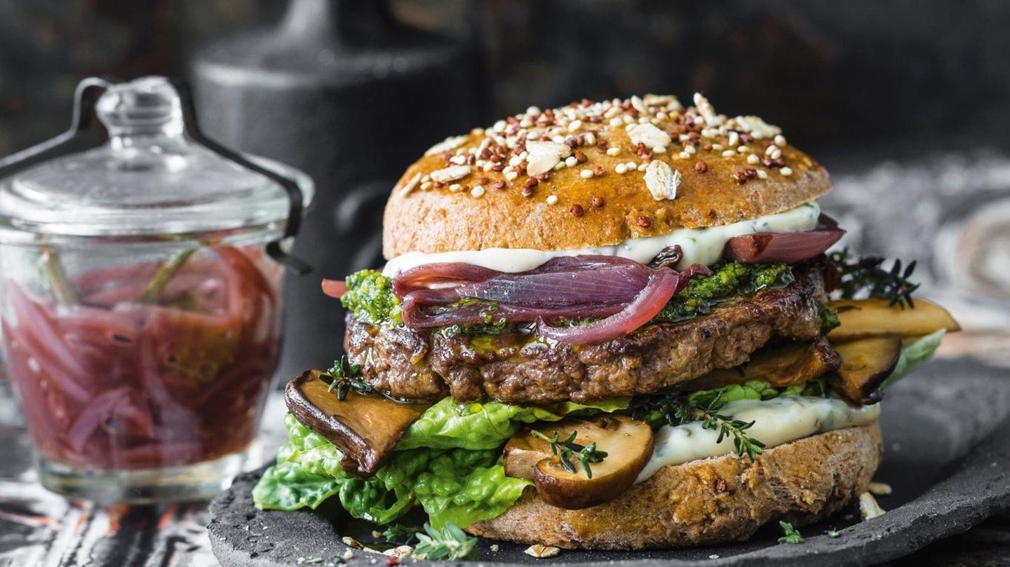 VOE STERN 46/2020 Burger mit Rehfleisch, Pilzen und BŠrlauchpaste Ungewohnt, schmeckt aber toll: ein Reh-Burger