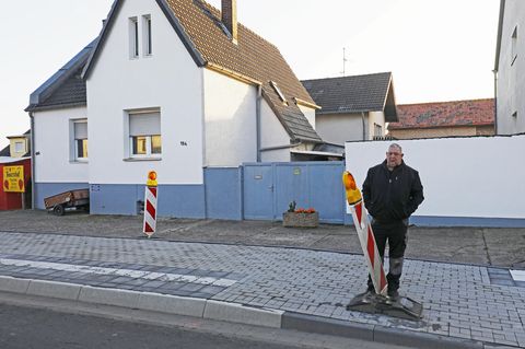 Anwohner Arno Zaun aus Euskirchen steht vor seiner Hauseinfahrt