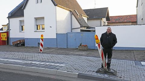 Anwohner Arno Zaun aus Euskirchen steht vor seiner Hauseinfahrt