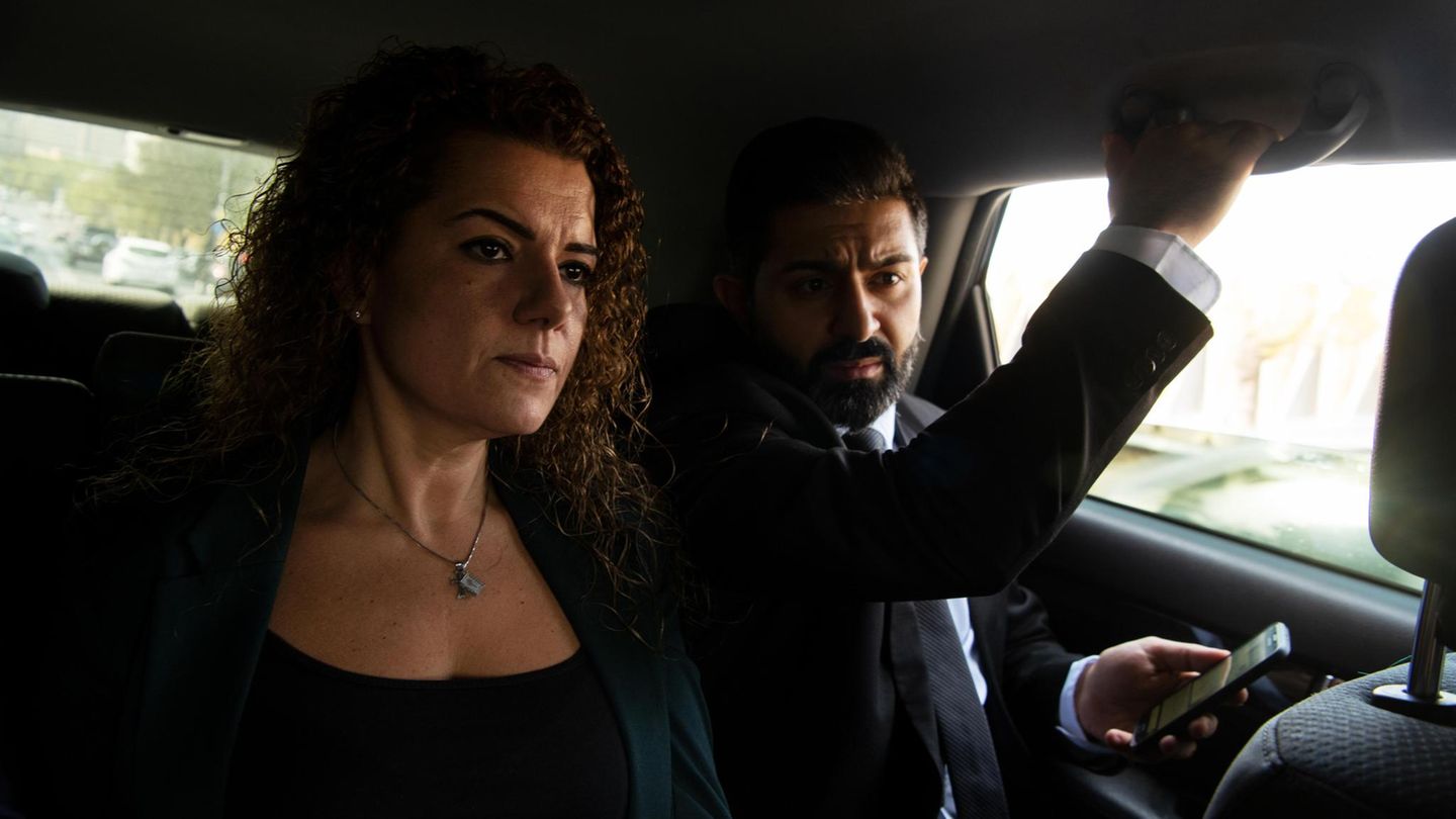 VOE STERN 46/2020 Ailin Berdud-Merino and Sarmen Aghanakian at the taxi in Yerevan, driving to the MFA of Aremenia to obtain their journalistic accreditation which allow them to ask for an accredtiation and permit to visit Nagorno Karabakh/Arsakh. Ailin Berdud-Merino und Sarmen Aghakhanian organisieren in Jerewan die nötigen Papiere, um an die Front nach bergkarabach zu fahren