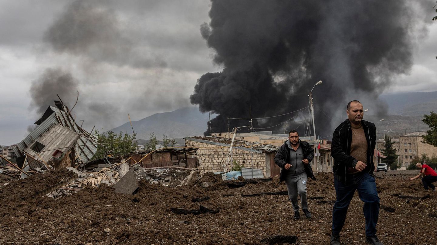 VOE STERN 46/2020 October 4, 2020 - Stepanakert, Nagorno-Karabakh, Armenia / Azerbaijan: Heavy fighting between Armenian and Azerbaijani forces over the region of Nagorno-Karabakh started on Sunday Sept 27 after Azerbajani forces started military opera... Einwohner von Stepanakert fliehen vor einschlagenden Raketen