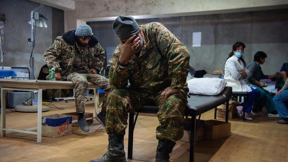 Traumatisierte Soldaten warten auf Behandlung im Krankenhaus von Stepanakert