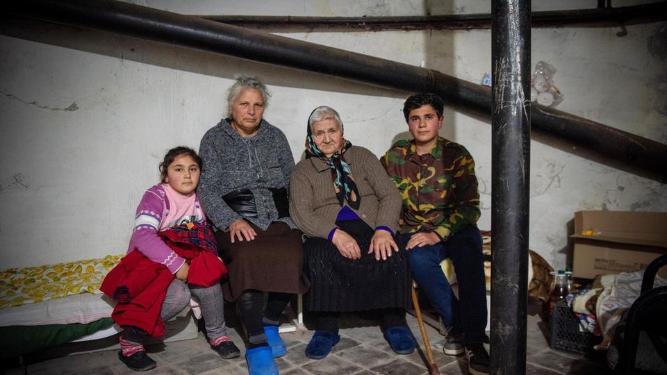 VOE STERN 46/2020 Zarya Ogandzhanyan (90) and daughter , grand-daughter and grand-son. The family lives at the bomb shelter which is located under the theater l in Stepanakert. Saria, 91, hat sich mit Tochter und Enkeln in Stepanakert in einen Keller geflüchtet