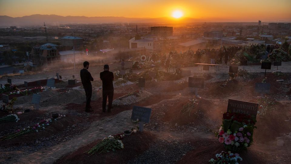 An den frisch aufgeworfenen Gräbern des Militärfriedhofs Jerablus in der armenischen Hauptstadt Jerewan müssen im Halbstundentakt die Trauerfeiern abgehalten werden