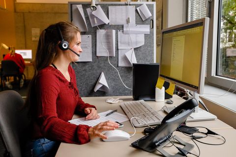 Seit Juli 2020 arbeitet Carla Rassmus als Corona-Detektivin im Bremer Gesundheitsamt. Ihr Werkzeug: Telefon und Computer. Sie teilt sich den Raum mit fünf weiteren KollegInnen