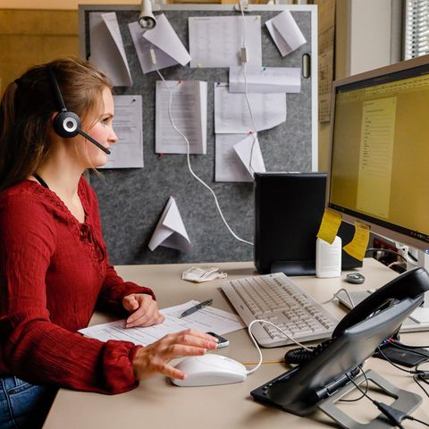 Seit Juli 2020 arbeitet Carla Rassmus als Corona-Detektivin im Bremer Gesundheitsamt. Ihr Werkzeug: Telefon und Computer. Sie teilt sich den Raum mit fünf weiteren KollegInnen