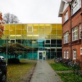 In diesem modernen, verglasten Gebäude des Gesundheitsamtes sitzen die Containment-Scouts. Ihre Aufgabe: alle positiv getesteten Personen, von denen sie die Kontaktdaten haben, zu informieren