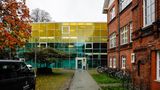In diesem modernen, verglasten Gebäude des Gesundheitsamtes sitzen die Containment-Scouts. Ihre Aufgabe: alle positiv getesteten Personen, von denen sie die Kontaktdaten haben, zu informieren