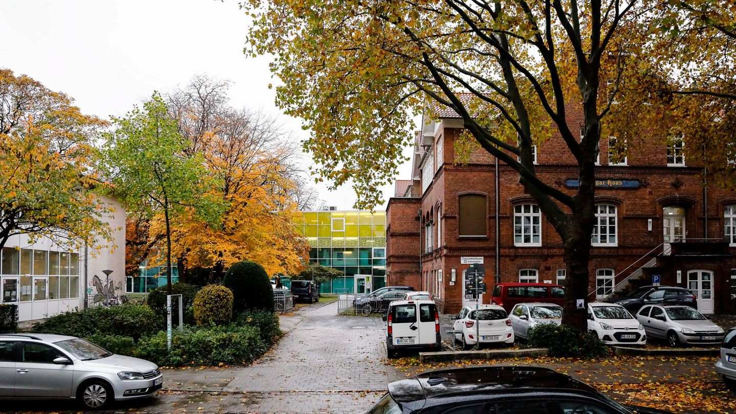 In diesem modernen, verglasten Gebäude des Gesundheitsamtes sitzen die Containment-Scouts. Ihre Aufgabe: alle positiv getesteten Personen, von denen sie die Kontaktdaten haben, zu informieren