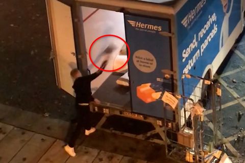 Hier schleudert ein Hermes-Bote Pakete durch die Gegend