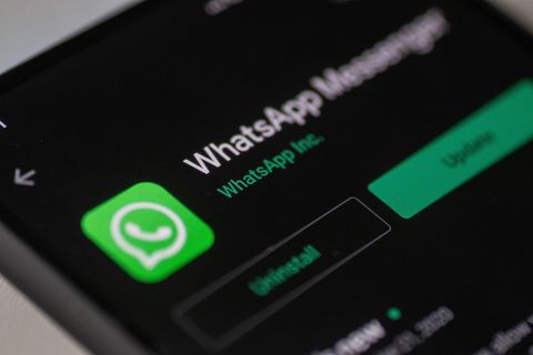 Whatsapp Dark Mode: Blick auf ein Smartphone-Display mit Whatsapp