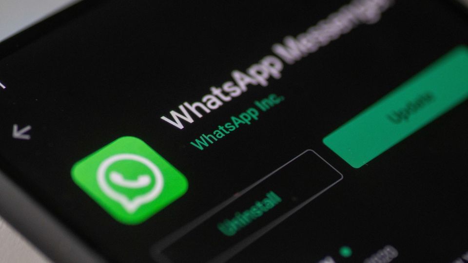 Whatsapp Dark Mode: Blick auf ein Smartphone-Display mit Whatsapp