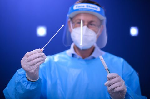 Ein Arzt nimmt einen Abstrich für einen Corona-Test