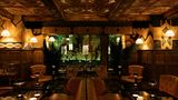 Platz 6: Kwānt, London, Großbritannien  Erik Lorincz machte die Savoy Bar in London zum Place to Be, mit dem Kwānt läutet er nun das nächste erfolgreiche Kapitel seiner Bartender-Karriere ein. "Kwant setzt die Reise vom marokkanischen Restaurant Momo im Obergeschoss fort und bringt Sie an die Bar von Humphrey Bogart im klassischen Casablanca der 1940er Jahre, nur mit exquisiten Cocktails und viel mehr Farbe. Mit Teppichen voller Fischgrätenmuster, Palmen, Rattanstühlen und Decken im Bambus-Stil sind überall tropische Details zu sehen - das ist Tiki für die Hochkultivierten."