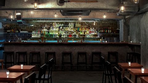 Platz 8: Coa, Hong Kong, China  Das Coa sei nicht weniger als ein "Schrein für alle Agaven", loben die Expert*innen. "Inspiriert von den Reisen des Eigentümers und Gastfreundschaftshelden Jay Khan nach Mexiko, ist die Bar nach dem axtähnlichen Werkzeug benannt, mit dem die Pflanze geerntet wird, aus der der Schnaps hergestellt wird. Coa's Sammlung von über 180 handgefertigten Spirituosen umfasst Tequila, Mezcal, Raicilla, Sotol, Bacanora, Charanda und eine Vielzahl von Pechuga-Mezcal, von der Putenbrust bis zur destillierten Lammkeule." Hier könne man jede Menge über Agavaen-Spirituosen lernen, vor allem aber solle man sie in den "herausragenden" Cocktails probieren: "Der La Paloma de Oaxaca - Tequila blanco, Mezcal-Espadin, Limettensaft und Grapefruit-Soda mit einem Umami-Wurmsalzrand - ist zu einer Art Ikone geworden. Der Khan experimentiert oft mit verschiedenen Fermenten wie Tepache und Reisbier, und die Bar hat sogar eine Eigenmarke von handwerklich hergestelltem Tequila blanco."
