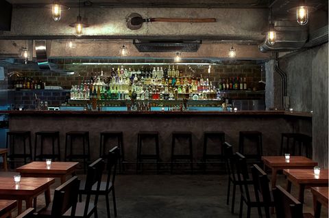Platz 8: Coa, Hong Kong, China  Das Coa sei nicht weniger als ein "Schrein für alle Agaven", loben die Expert*innen. "Inspiriert von den Reisen des Eigentümers und Gastfreundschaftshelden Jay Khan nach Mexiko, ist die Bar nach dem axtähnlichen Werkzeug benannt, mit dem die Pflanze geerntet wird, aus der der Schnaps hergestellt wird. Coa's Sammlung von über 180 handgefertigten Spirituosen umfasst Tequila, Mezcal, Raicilla, Sotol, Bacanora, Charanda und eine Vielzahl von Pechuga-Mezcal, von der Putenbrust bis zur destillierten Lammkeule." Hier könne man jede Menge über Agavaen-Spirituosen lernen, vor allem aber solle man sie in den "herausragenden" Cocktails probieren: "Der La Paloma de Oaxaca - Tequila blanco, Mezcal-Espadin, Limettensaft und Grapefruit-Soda mit einem Umami-Wurmsalzrand - ist zu einer Art Ikone geworden. Der Khan experimentiert oft mit verschiedenen Fermenten wie Tepache und Reisbier, und die Bar hat sogar eine Eigenmarke von handwerklich hergestelltem Tequila blanco."
