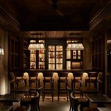 Platz 10: The SG Club, Tokyo, Japan  Beim SG Club in Tokyo handelt es sich im Grunde um vier Bars in einer: "Im Eingangsbereich servieren Barkeeper in Ralph-Lauren-Westen und Boot-Cut-Denim Riffs auf japanische Izakaya-Getränke (Lemon Sours, Tea Highballs) sowie Hits aus der Zeit des Besitzers Shingo Gokan in New York und Shanghai". Unten gebe es "Lederbanquettes und besinnliche Slow Sippers wie den Hybrid Martini-Manhattan". Geht man nach oben, findet man eine Zigarrenbar. "Und dann gibt es noch die Durchreiche für Cocktails zum Mitnehmen in Plastikbechern, perfekt für den nahe gelegenen Yoyogi-Park"